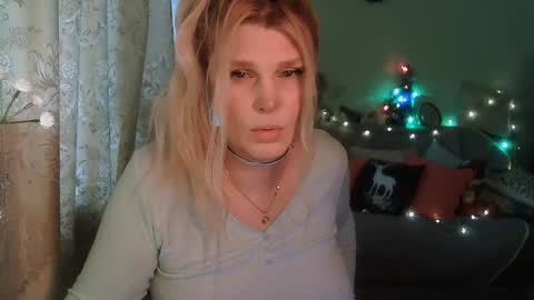 Snapshot of kudesnizza chatting on 12-18-24, 10:30 Annika MTF ts post -op online show from 12-18-24, 10:30