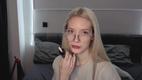 Snapshot of kvetapin chatting on 12-18-25, 10:32 Bella and Alexandra online show from 12-18-25, 10:32