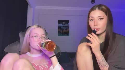 Snapshot of kvetapin chatting on 03-25-26, 08:04 Bella and Alexandra online show from 03-25-26, 08:04