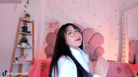 Snapshot of kylie_evans_18 chatting on 03-02-26, 07:15 Kylie online show from 03-02-26, 07:15