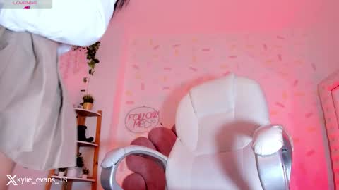 Snapshot of kylie_evans_18 chatting on 03-08-26, 08:51 Kylie online show from 03-08-26, 08:51