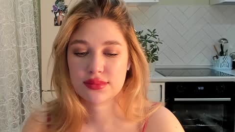 Snapshot of kylieblond chatting on 12-15-24, 09:31 Din online show from 12-15-24, 09:31