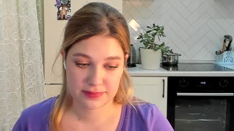 Snapshot of kylieblond chatting on 12-17-24, 04:43 Din online show from 12-17-24, 04:43