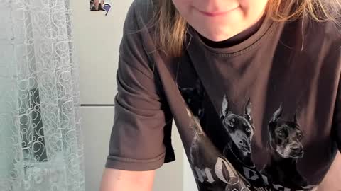 Snapshot of kylieblond chatting on 01-09-25, 10:41 Din online show from 01-09-25, 10:41