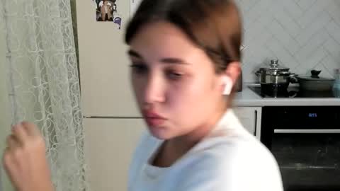 Snapshot of kylieblond chatting on 11-17-25, 08:58 Din online show from 11-17-25, 08:58