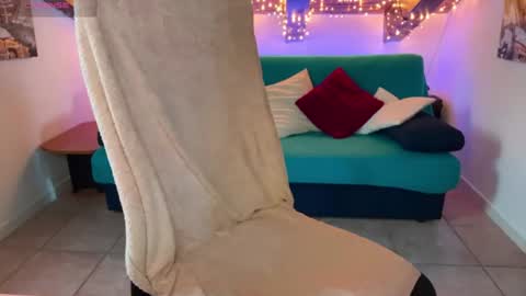 Snapshot of kyliecb chatting on 06-19-26, 01:48 Kylie online show from 06-19-26, 01:48