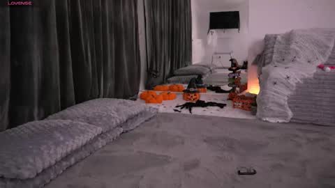 Kylie online show from 10-22-25, 08:08