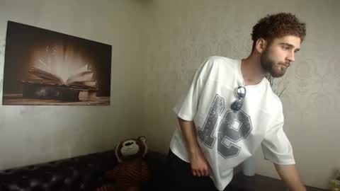 Snapshot of kyloeast chatting on 06-20-26, 04:15 KyloEast online show from 06-20-26, 04:15