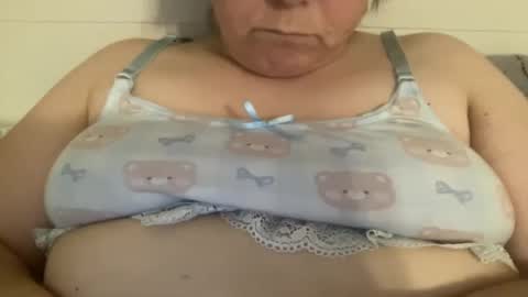 Snapshot of kylorencat chatting on 12-22-24, 01:45 KYLO online show from 12-22-24, 01:45