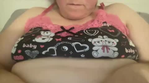 Snapshot of kylorencat chatting on 12-24-24, 09:11 KYLO online show from 12-24-24, 09:11