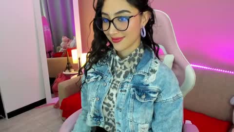 Snapshot of kymgiraldo8 chatting on 01-12-25, 08:25 Kym Giraldo online show from 01-12-25, 08:25