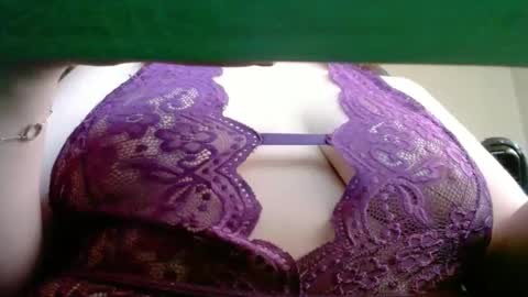 Snapshot of kyrradavis chatting on 10-15-25, 08:47 kyrradavis online show from 10-15-25, 08:47