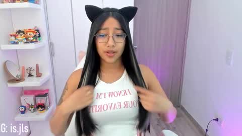 Snapshot of kyy_isa chatting on 09-26-25, 03:43 IG online show from 09-26-25, 03:43