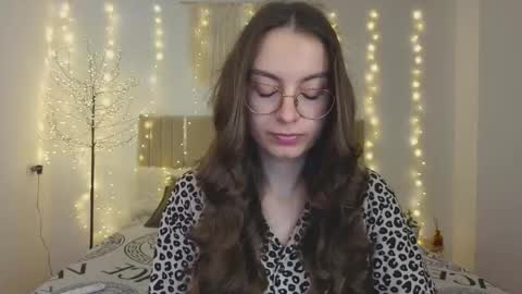 Snapshot of l1ttle_angel__ chatting on 12-17-25, 01:39 Margo online show from 12-17-25, 01:39