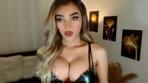 Snapshot of la_patrona18 chatting on 02-25-26, 05:39 ISABEL online show from 02-25-26, 05:39