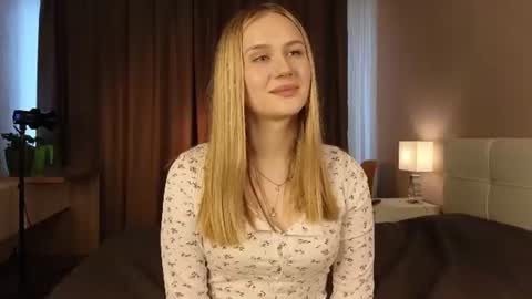 Snapshot of lachelleellwanger chatting on 06-27-26, 12:22 Kate online show from 06-27-26, 12:22