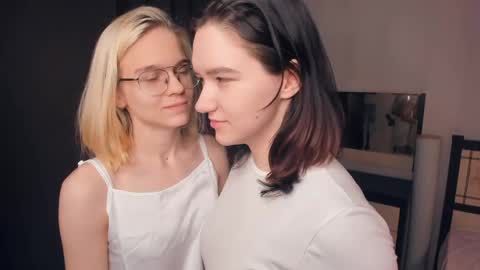 Violet and Isabel online show from 05-12-26, 07:11