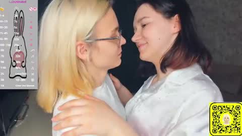 Violet and Isabel online show from 06-13-26, 07:12