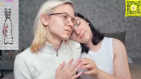 Snapshot of lacyedison chatting on 06-27-26, 07:08 Violet and Isabel online show from 06-27-26, 07:08