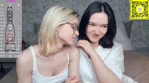 Snapshot of lacyedison chatting on 06-29-26, 07:25 Violet and Isabel online show from 06-29-26, 07:25