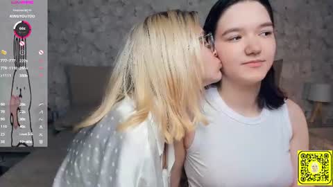 Snapshot of lacyedison chatting on 07-02-26, 07:09 Violet and Isabel online show from 07-02-26, 07:09