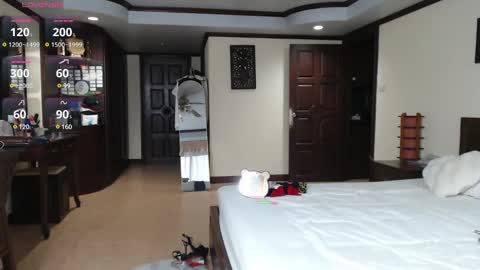 Snapshot of ladii_mia chatting on 02-09-25, 11:14 Mia online show from 02-09-25, 11:14