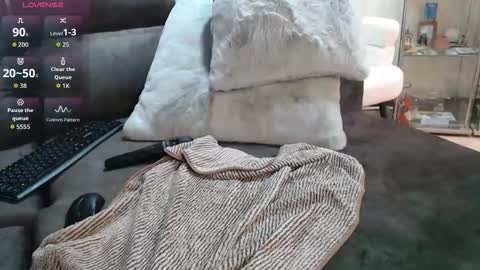 Snapshot of ladii_mia chatting on 09-16-25, 01:17 Mia online show from 09-16-25, 01:17