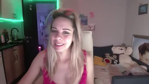 Snapshot of lady_smile69 chatting on 12-05-25, 06:33 lady_smile69 online show from 12-05-25, 06:33