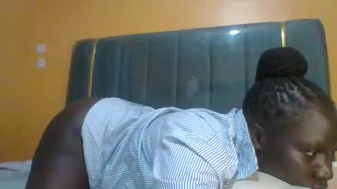 Snapshot of ladyblossoms19 chatting on 05-06-26, 11:54 lindah32 online show from 05-06-26, 11:54