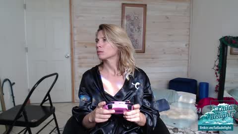 Snapshot of lailagetsnaked chatting on 02-08-25, 09:46 Laila Delight Goddess of Light online show from 02-08-25, 09:46