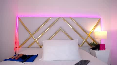 Laila Stilwills online show from 04-25-26, 09:23