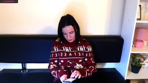 Snapshot of laimapinch_ chatting on 12-27-24, 10:23 Laima online show from 12-27-24, 10:23