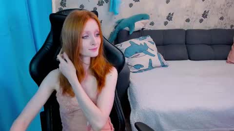 Snapshot of laksmrrr chatting on 10-17-25, 09:45 Lu  Alex online show from 10-17-25, 09:45