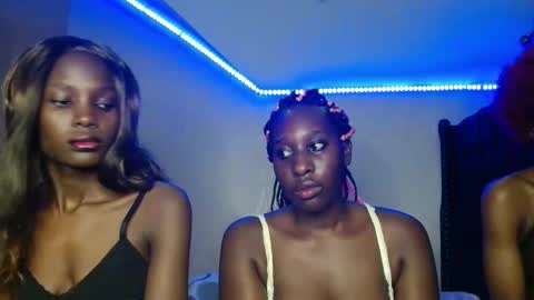 Snapshot of lalisa_manobal chatting on 04-15-26, 09:15 Lalisa online show from 04-15-26, 09:15