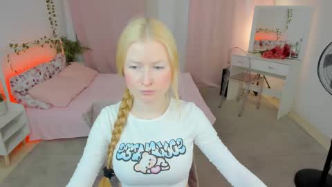 Snapshot of laly_peach chatting on 06-02-26, 11:01 Laly online show from 06-02-26, 11:01