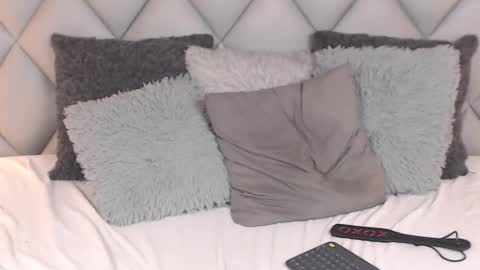 Snapshot of lalycastro chatting on 12-15-24, 01:57 Laly Castro online show from 12-15-24, 01:57