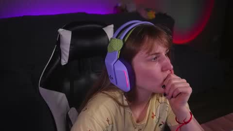 Snapshot of lana_del_kay chatting on 09-11-25, 10:43 Kay online show from 09-11-25, 10:43