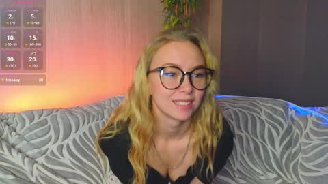 Snapshot of lanaaure chatting on 12-16-25, 04:23 LunaAure online show from 12-16-25, 04:23