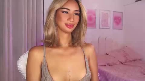 Snapshot of lanadel_hilton chatting on 09-12-25, 02:22 Lana online show from 09-12-25, 02:22