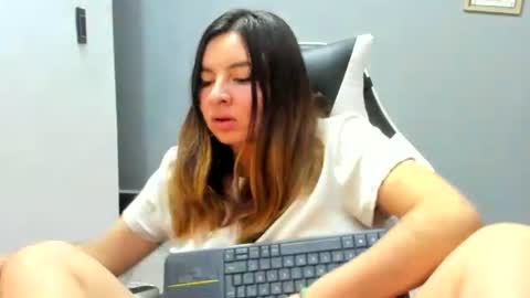 Snapshot of laracat18 chatting on 07-05-26, 04:19 Lara online show from 07-05-26, 04:19
