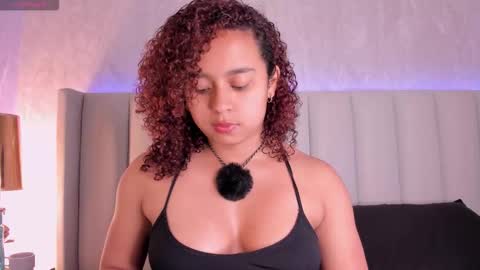 Snapshot of laracurls chatting on 11-11-25, 11:43 online show from 11-11-25, 11:43