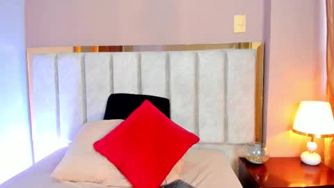 Snapshot of laragoldd chatting on 10-31-25, 07:37 Lara Gold online show from 10-31-25, 07:37