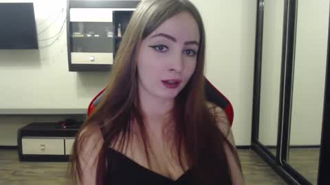 Snapshot of laralianna chatting on 02-18-25, 12:39 Laralianna online show from 02-18-25, 12:39