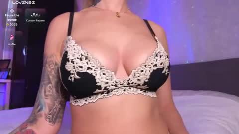 Snapshot of larine_morgan chatting on 11-27-25, 04:25 LarineGMT7 UTC6 online show from 11-27-25, 04:25