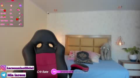 Snapshot of larsonmia chatting on 01-09-25, 12:19 MIA online show from 01-09-25, 12:19