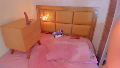 Snapshot of larsonmia chatting on 02-07-25, 03:19 MIA online show from 02-07-25, 03:19