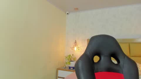 Snapshot of larsonmia chatting on 09-16-25, 12:17 MIA online show from 09-16-25, 12:17