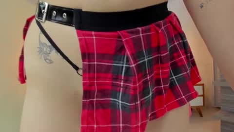 Snapshot of larsonmia chatting on 09-18-25, 12:18 MIA online show from 09-18-25, 12:18