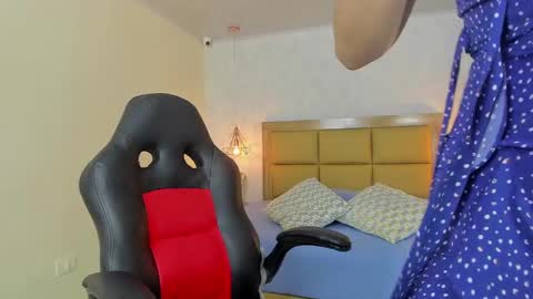 Snapshot of larsonmia chatting on 09-19-25, 12:17 MIA online show from 09-19-25, 12:17