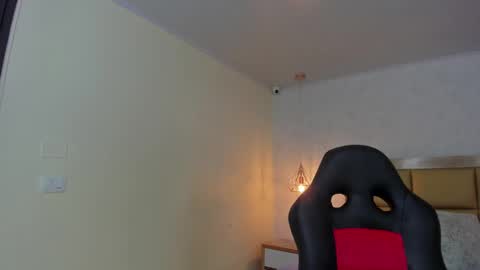 Snapshot of larsonmia chatting on 09-23-25, 12:19 MIA online show from 09-23-25, 12:19